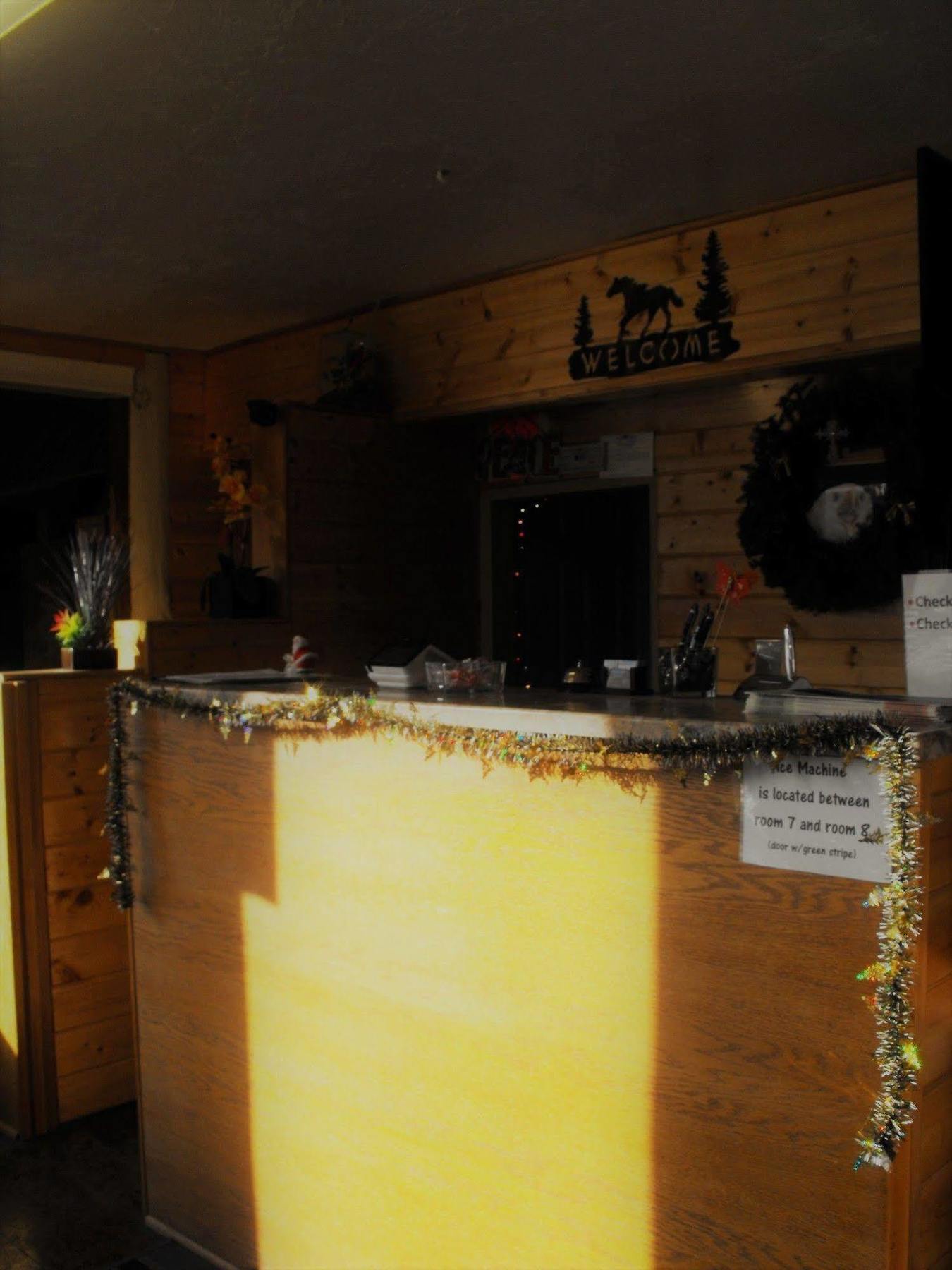 Eagle Crater Lake Inn チェモー エクステリア 写真