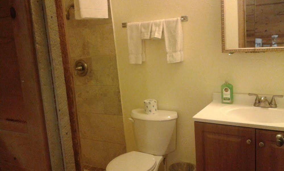 Eagle Crater Lake Inn チェモー エクステリア 写真